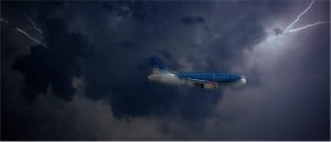Arte: avião passando por uma turbulência em meio a raios