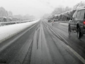 Autobahn alemã após queda de neve e chuva