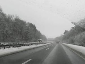 Dirigindo na autobahn mantendo uma distância segura, na Alemanha