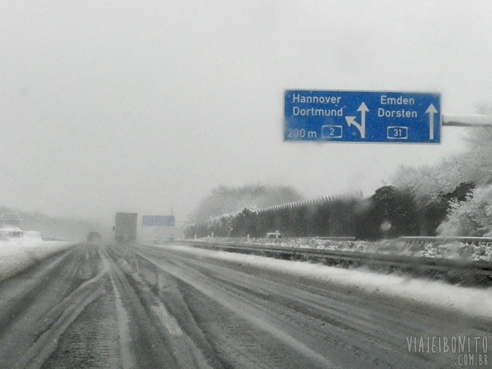 Dirigindo em uma Autobahn abaixo de neve