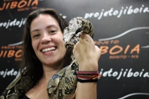 Guria posando com a cobra no Projeto Jibóia, Bonito, Mato Grosso do Sul