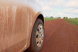 Nosso carro alugado prestes a enfrentar a estrada de chão entre Porto Murtinho e Bonito, Mato Grosso do Sul