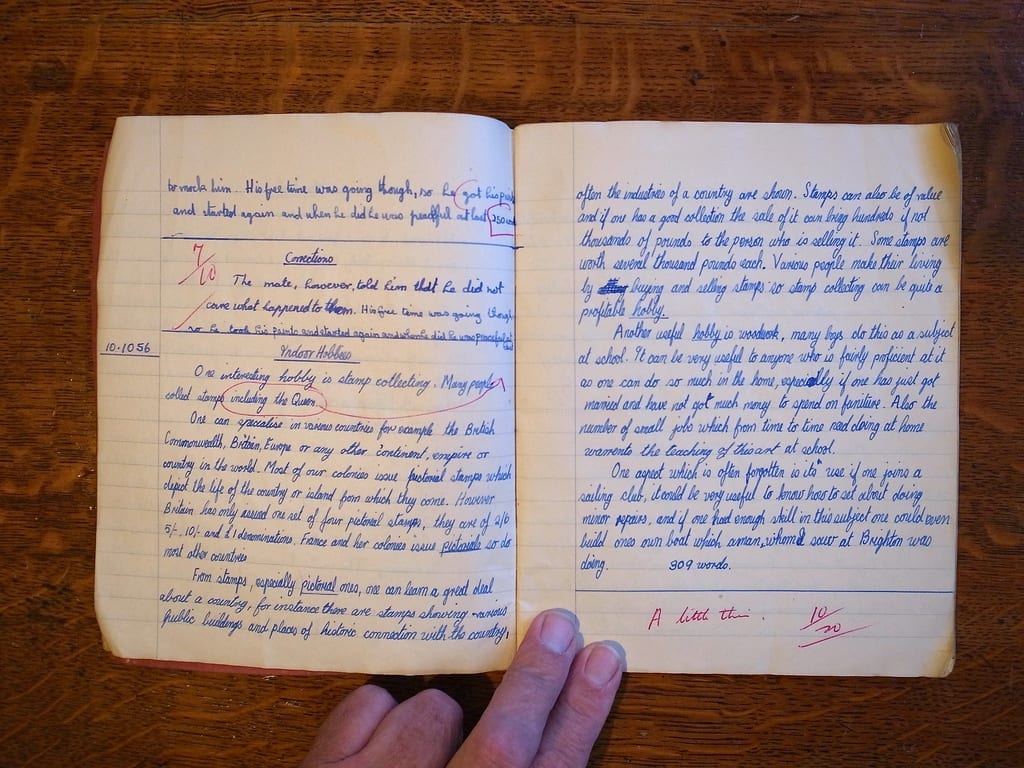 Caderno com anotações de idiomas