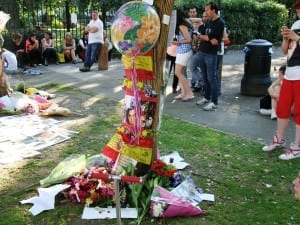 Homenagens à Amy Winehouse em frente a casa em que morou em Camden Town, distrito de Londres, na Inglaterra