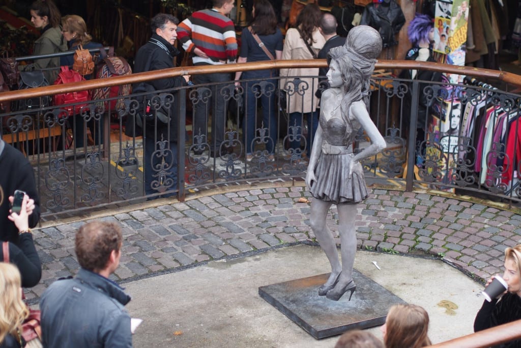 Estátua de Amy Winehouse inaugurada em 14 de setembro de 2014, data em que completaria 31 anos. No Stables Market, distrito de Camden Town, em Londres, Inglaterra