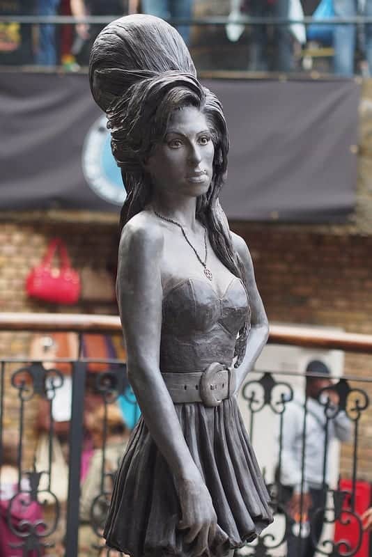 Estátua de bronze da Amy Winehouse no Stables Market, no distrito de Camden Town, em Londres, Inglaterra