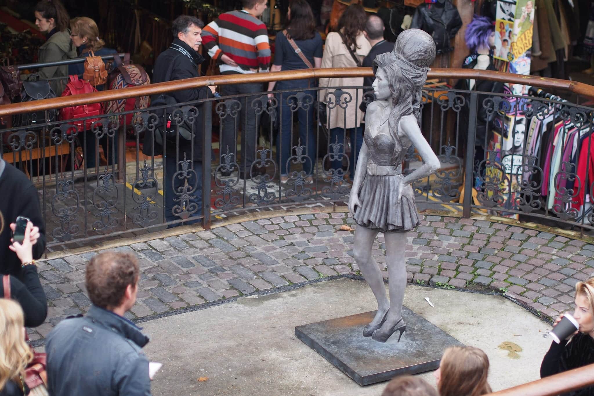 Camden Town em dia de homenagens a Amy Winehouse