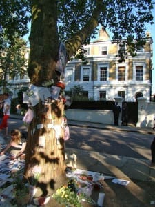 Enquanto os fãs homenageiam Amy Winehouse na data de seu falecimento, seguranças escoltam a casa que foi da cantora em Camden Town, distrito de Londres, Inglaterra