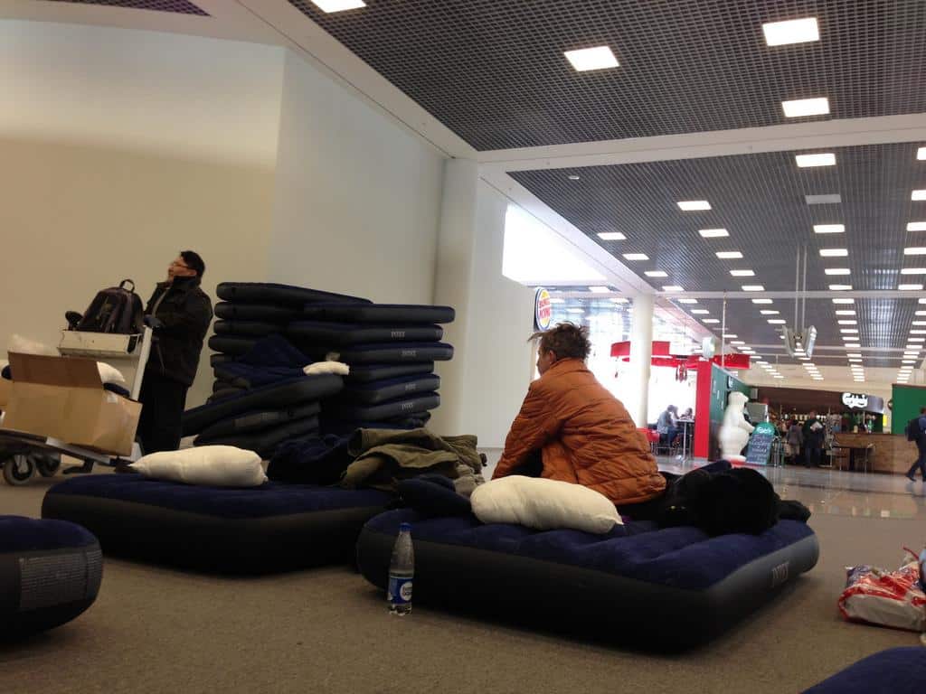 Seria muito mais confortável dormir em aeroporto se fossem oferecidos colchonetes