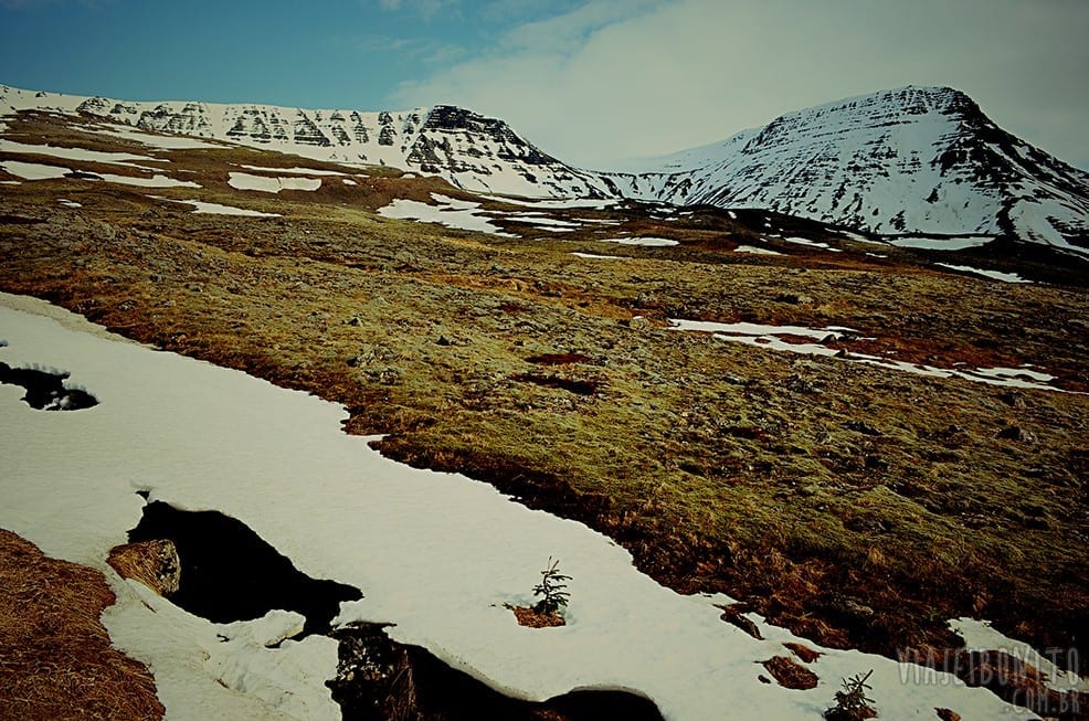 Monte Esja, Islândia, note o gelo derretendo formando um riacho na montanha