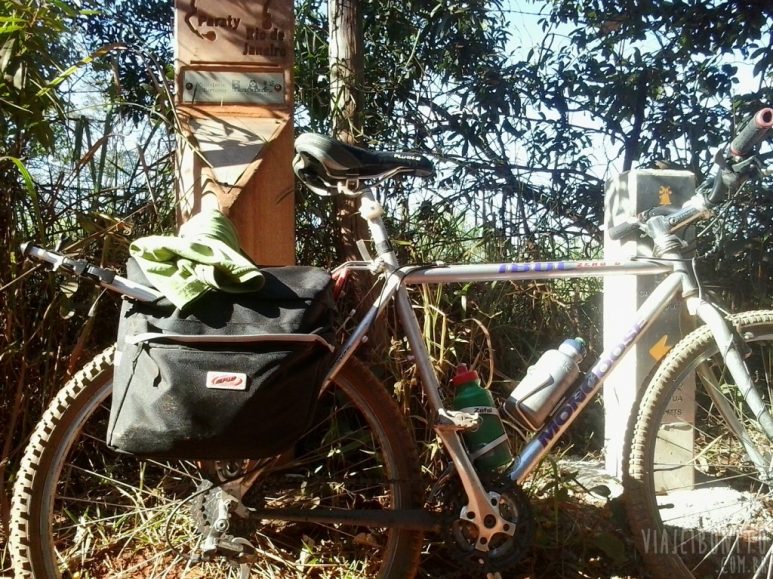 estrada-real-rafael-barletta-bicicleta-encostada-no-marco