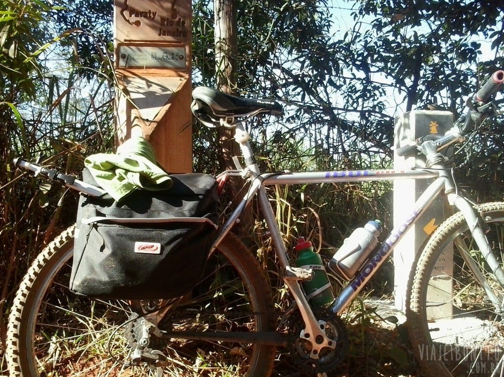 Bicicleta encostada no marco da Estrada Real