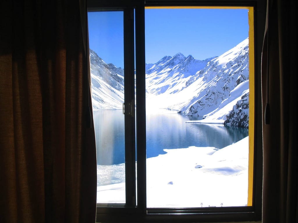 Vista da janela de um dos hoteis em Portillo, Chile
