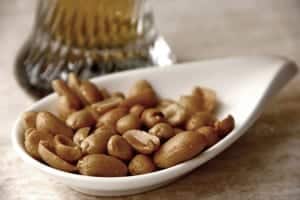 Amendoins em um recipiente, excelente para encher a barriga de um mochileiro