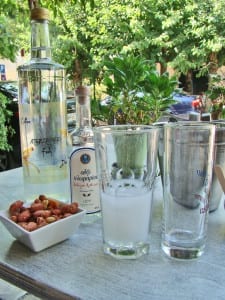 Ouzo, ou uzo, a deliciosa bebida destilada grega que deve ser apreciada com muita moderação