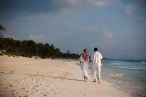 Casal caminhando pela praia