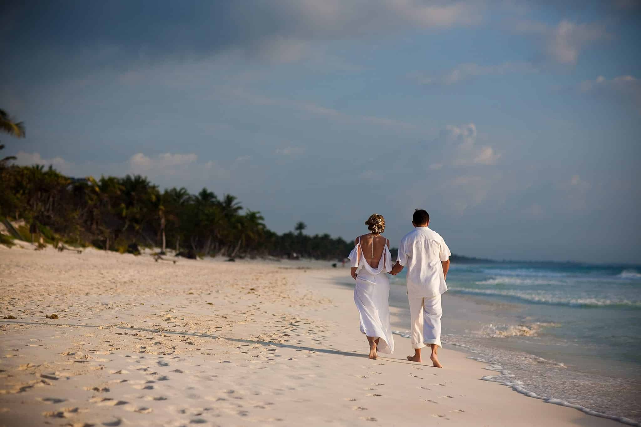 Casal caminhando pela praia