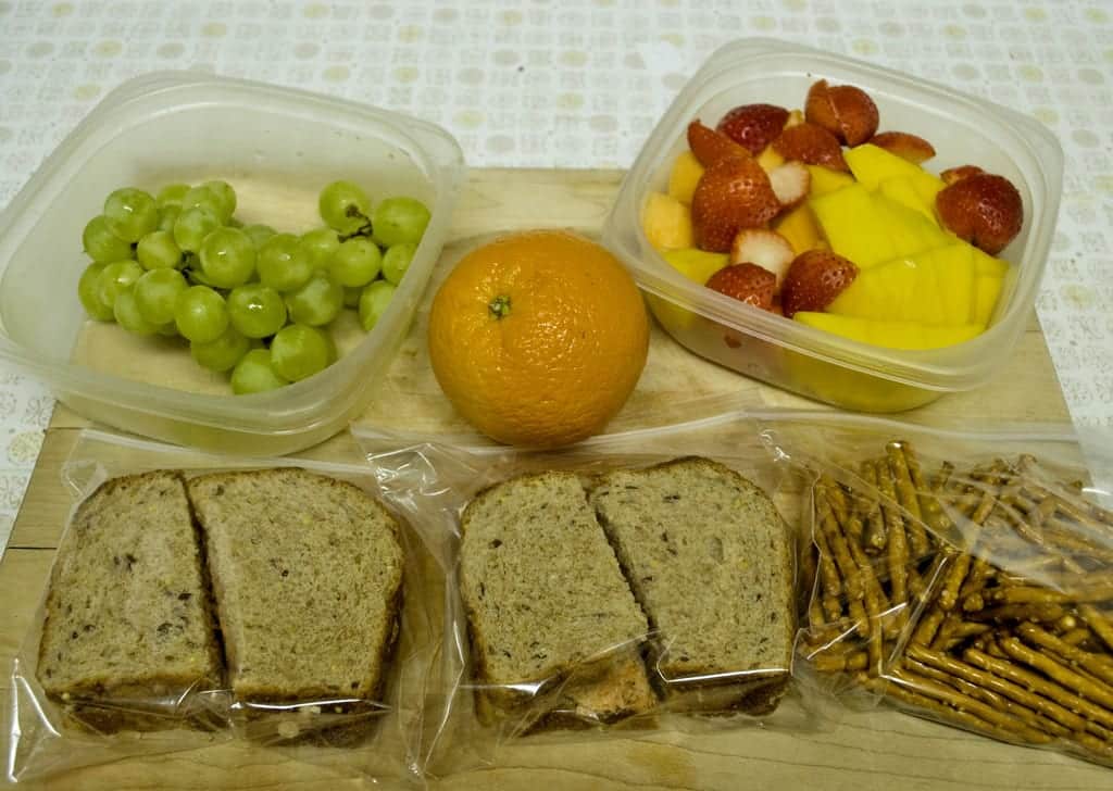 Frutas e sanduíches embalados
