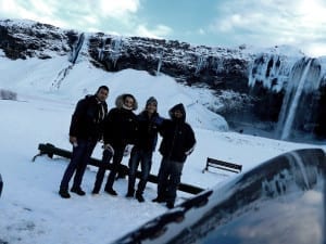 Amigos recém-conhecidos na Islândia que se juntaram para uma road trip pelo litoral do país