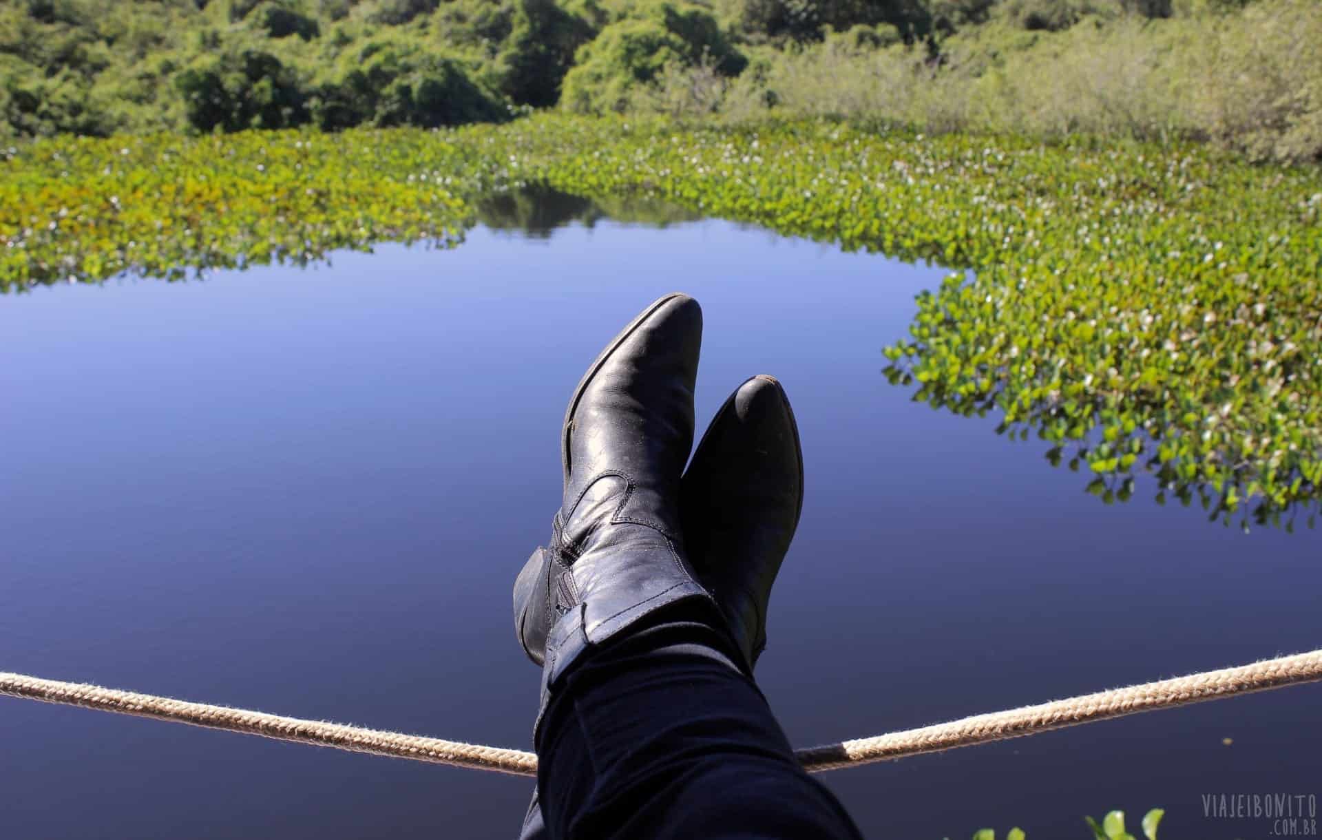 Relaxando as pernas na chalana durante passeio pelo Corixo São Domingos, em Miranda, Mato Grosso do Sul