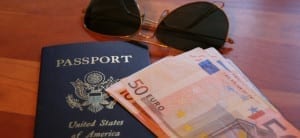 Passaporte, óculos escuros e euros