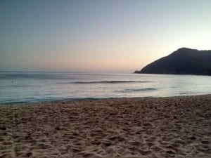 Pôr do sol registrado do restaurante à beira mar na Praia do Sono, Paraty, Rio de Janeiro