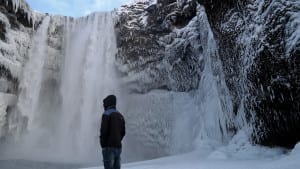 Coreano em Skogafoss, Islândia, que decidiu viajar sozinho para o país