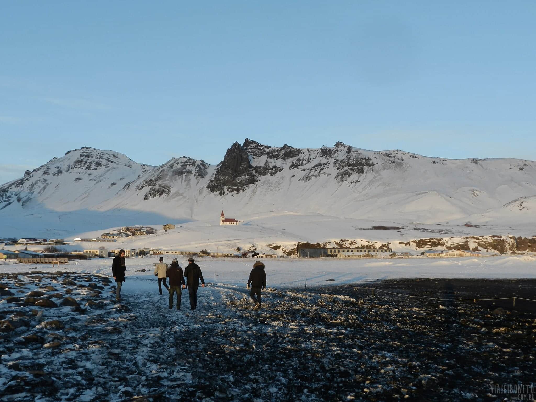 Viajantes "solitários" voltando pra casa ao final de uma road trip pela Islândia