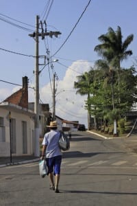 Morador caminhando tranquilamente no meio das pacatas ruas do Alto Maranhão, Minas Gerais