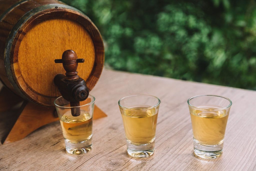 Cachaça, bebida que pode ser consumida pura ou utilizada como base para drinks
