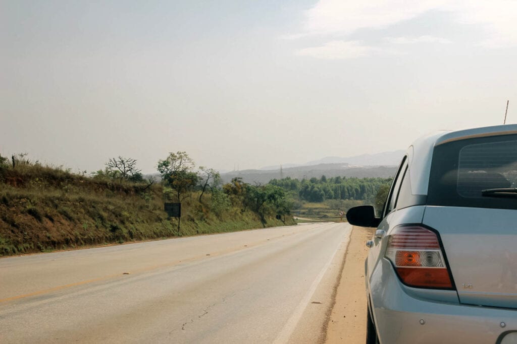 Nosso carro parado na estrada que liga Ouro Branco à São João del Rei, Minas Gerais