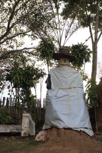 Boneco montado próximo à entrada da cidade de Lagoa Dourada, Minas Gerais
