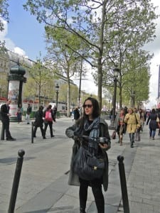 Olhando o movimento na Champs-Elysées