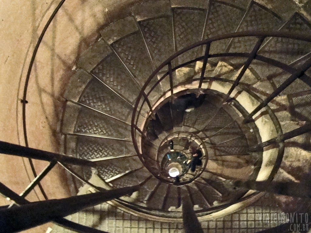 A vertiginosa escadaria interna do Arco do Triunfo