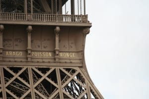 Nomes de personalidades ilustres na história da França, gravados na Torre Eiffel