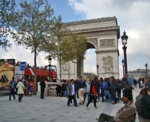 Turistas aglomerados em frente ao Arco do Triunfo, um dos principais monumentos de Paris