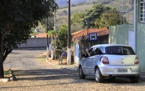 Nosso carro parado em Pequeri, distrito em Minas Gerais, enquanto a Gisele tirava fotos da igrejinha