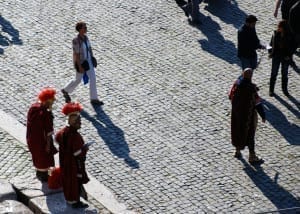 "Gladiadores" à espera de turistas no Coliseu, em Roma, na Itália