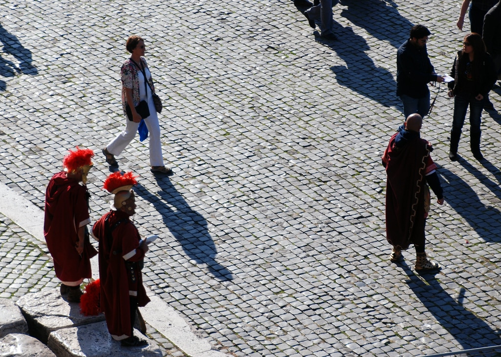 "Gladiadores" tirando fotos com turistas no Coliseu, Roma, Itália