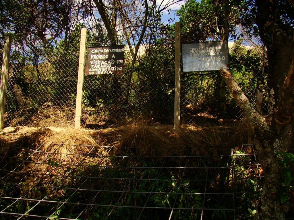 Em fevereiro de 2012 a Gruta do Carimbado estava interditada por causa do risco de desmoronamento