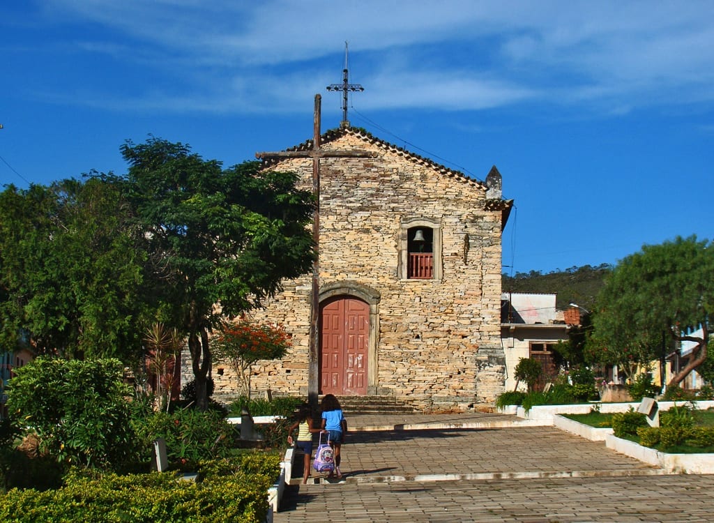A Igreja Nossa Senhora do Rosário foi construída no século XVIII e sua fachada é toda feita em quartzito