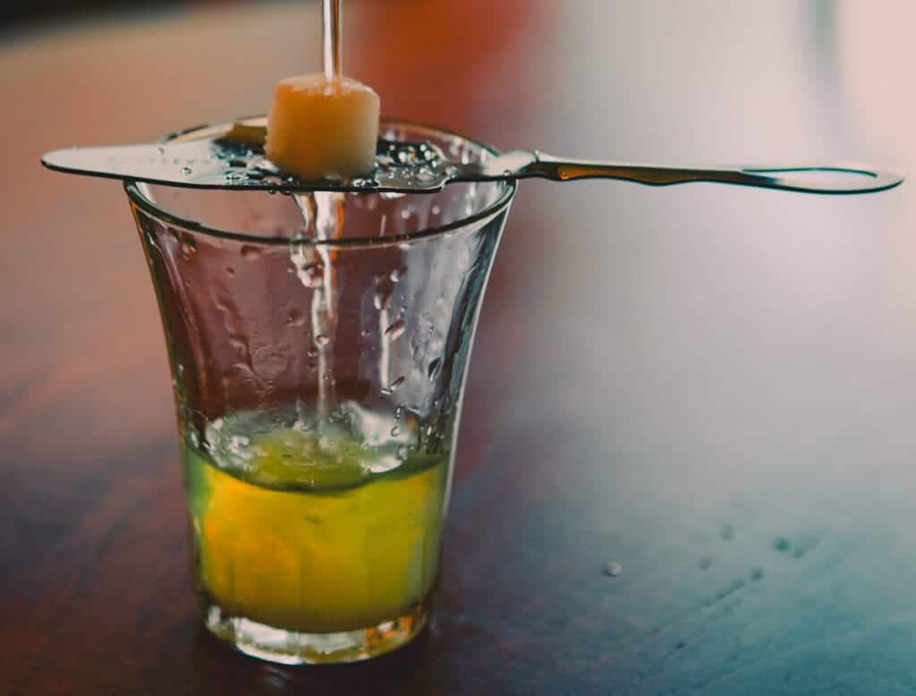 Absinto é uma bebida de alto teor alcoólico criada na Suíça