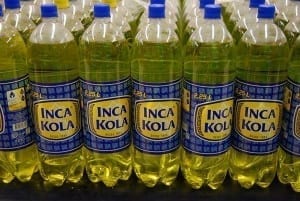 Várias garrafas de Inca Kola, no Peru
