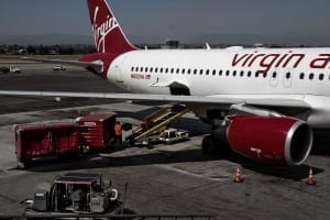 Compartimento de bagagem de um avião