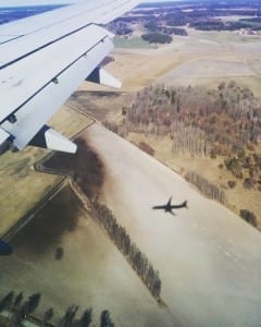 Vendo a sombra projetada pelo próprio avião em uma paisagem aconchegante