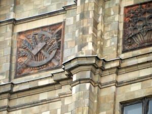 Detalhes na fachada da Academia de Ciências da Letônia, em Riga