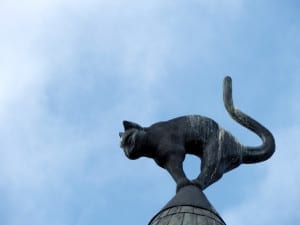 Escultura de um gato no alto da Cat House