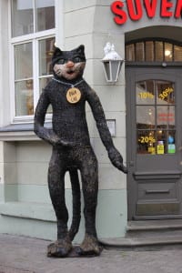 Gato gigante na entrada de uma loja de souvenirs, em Riga, na Letônia