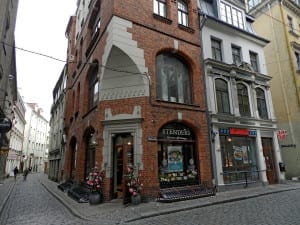 Fachada de casa na Old Town de Riga, Letônia