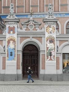Entrada da House of the Blackheads (Casa dos Cabeças-pretas), em Riga, na Letônia